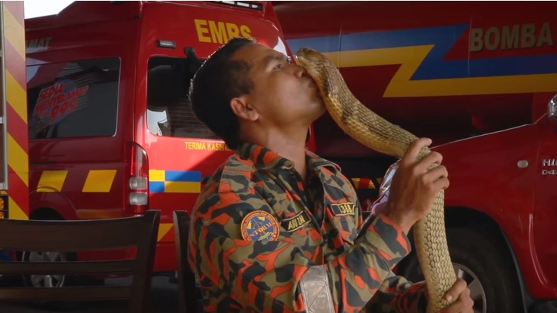 Abu Zarin Hussin, un domador de serpiente malasio muerto por el mordisco de una cobra Abu Zarin Hussin, un domador de serpiente malasio muerto por el mordisco de una cobra