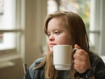 Una mujer con síndrome de Down Una mujer con síndrome de Down