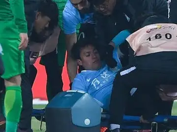 Gaitán, conmocionado sobre el césped Gaitán, conmocionado sobre el césped