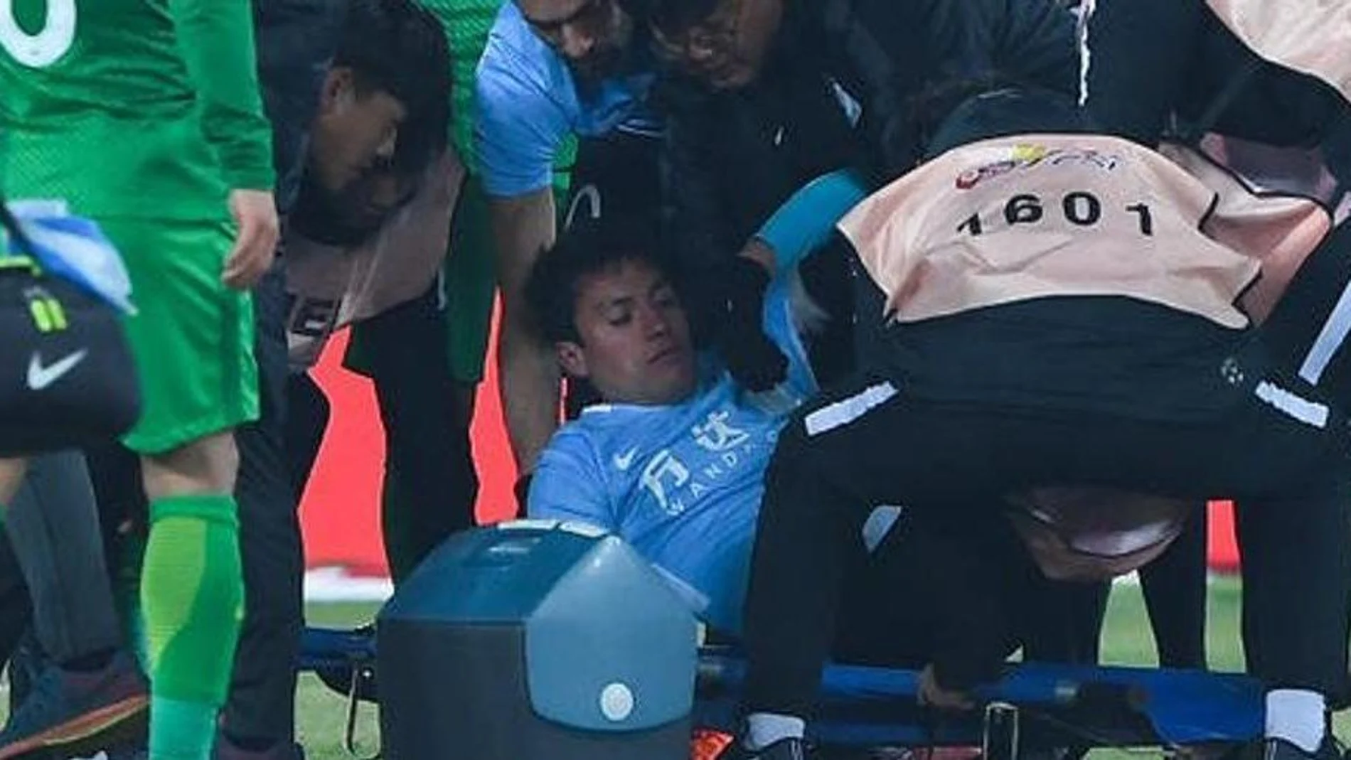 Gaitán, conmocionado sobre el césped Gaitán, conmocionado sobre el césped