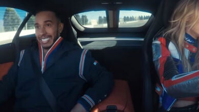 El 'sufrimiento' de Hamilton de copiloto a bordo de un Mercedes con Gigi Hadid al volante