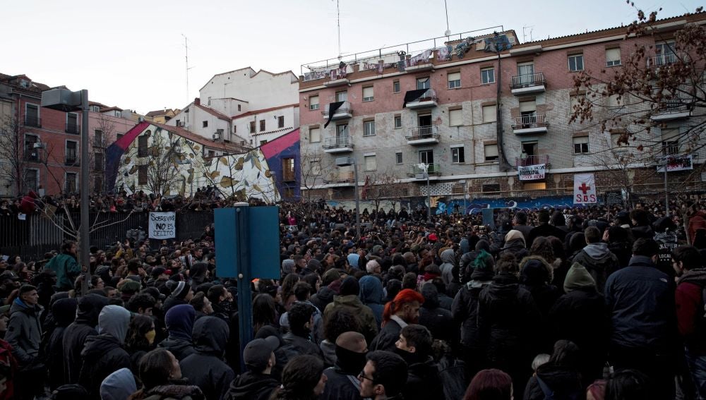 Miles de personas piden justicia por la muerte del mantero en Lavapies