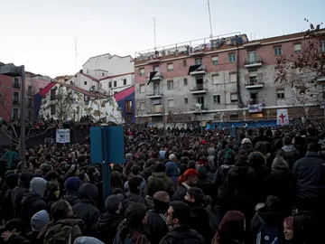 Miles de personas piden justicia por la muerte del mantero en Lavapies Miles de personas piden justicia por la muerte del mantero en Lavapies