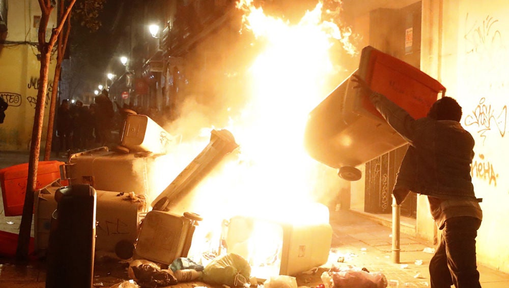 Imagen de la protesta en Lavapiés por la muerte de un vendedor del 'top manta'