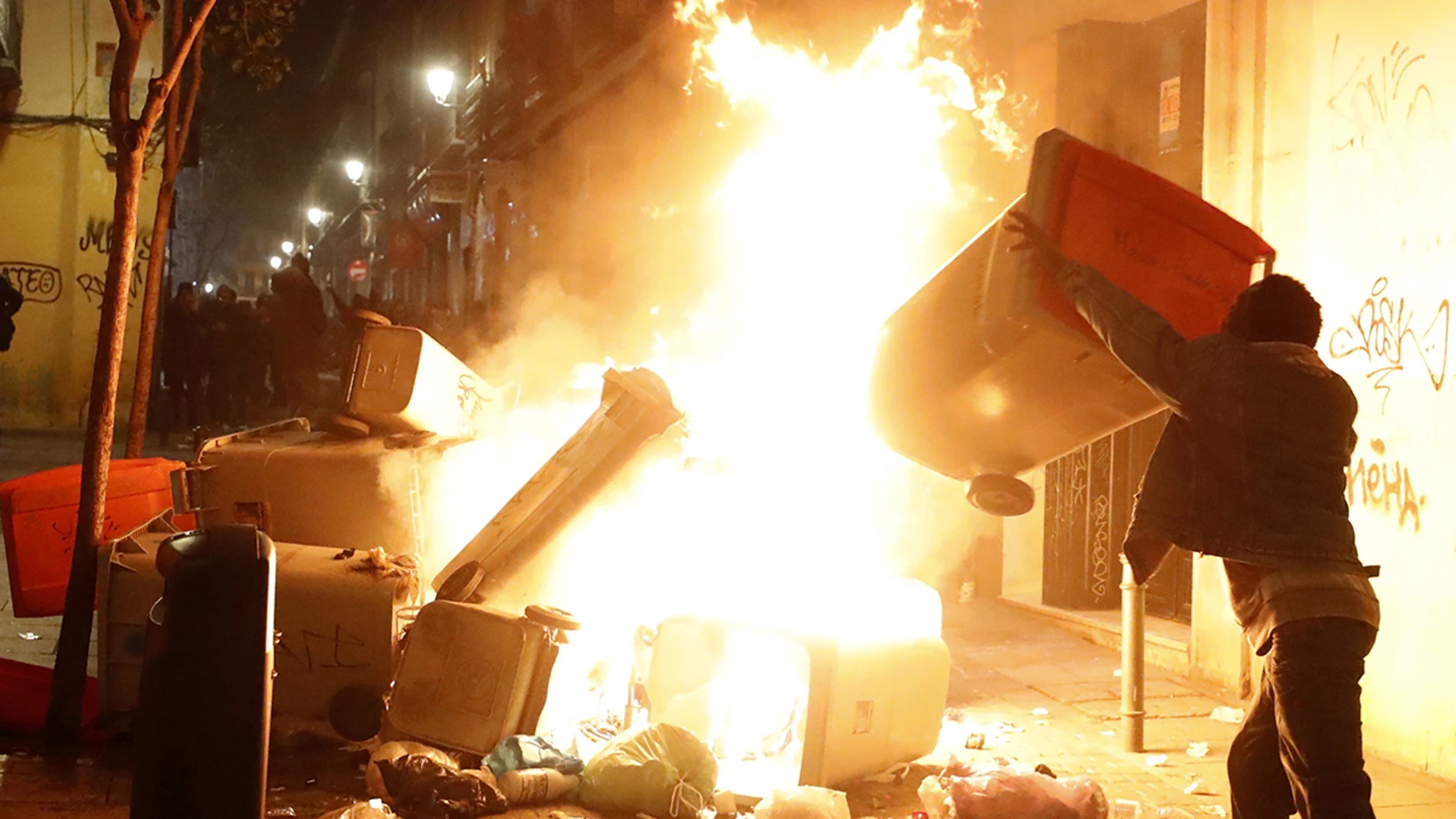 Imagen de la protesta en Lavapiés por la muerte de un vendedor del 'top manta' Imagen de la protesta en Lavapiés por la muerte de un vendedor del 'top manta'