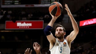 Rudy Fern&aacute;ndez intenta un lanzamiento a canasta con el Madrid