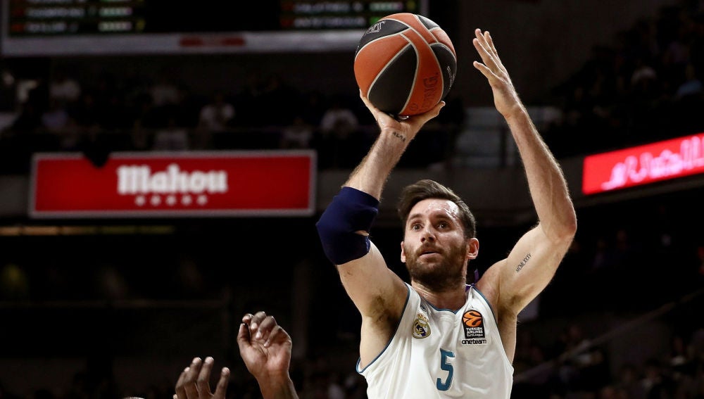 Rudy Fernández intenta un lanzamiento a canasta con el Madrid