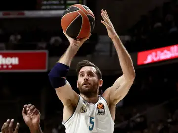 Rudy Fernández intenta un lanzamiento a canasta con el Madrid Rudy Fernández intenta un lanzamiento a canasta con el Madrid