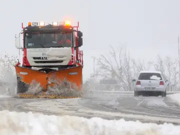 Una máquina quitanieves despeja una carretera durante un temporal de nieve en Castilla y León Una máquina quitanieves despeja una carretera durante un temporal de nieve en Castilla y León