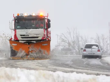 Una máquina quitanieves despeja una carretera durante un temporal de nieve en Castilla y León Una máquina quitanieves despeja una carretera durante un temporal de nieve en Castilla y León