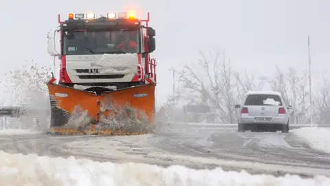 Una máquina quitanieves despeja una carretera durante un temporal de nieve en Castilla y León Una máquina quitanieves despeja una carretera durante un temporal de nieve en Castilla y León
