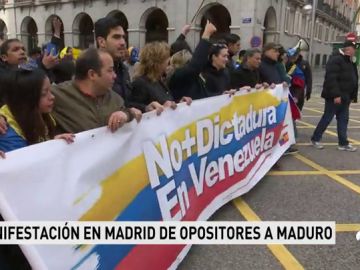 Cientos de personas piden en Madrid elecciones libres en Venezuela sin "fraude" para "acabar" con el régimen de Maduro