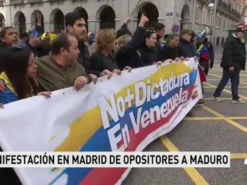 Cientos de personas piden en Madrid elecciones libres en Venezuela sin "fraude" para "acabar" con el régimen de Maduro Cientos de personas piden en Madrid elecciones libres en Venezuela sin "fraude" para "acabar" con el régimen de Maduro