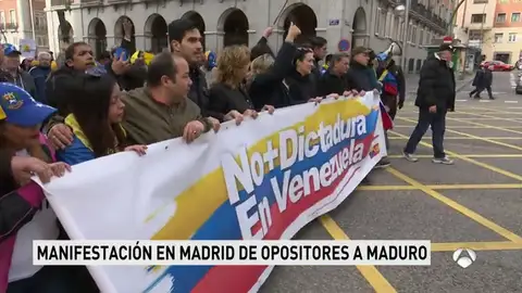Cientos de personas piden en Madrid elecciones libres en Venezuela sin "fraude" para "acabar" con el régimen de Maduro Cientos de personas piden en Madrid elecciones libres en Venezuela sin "fraude" para "acabar" con el régimen de Maduro