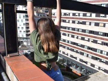 Niña encaramada a una cornisa en Barcelona para hacerse un 'selfie'