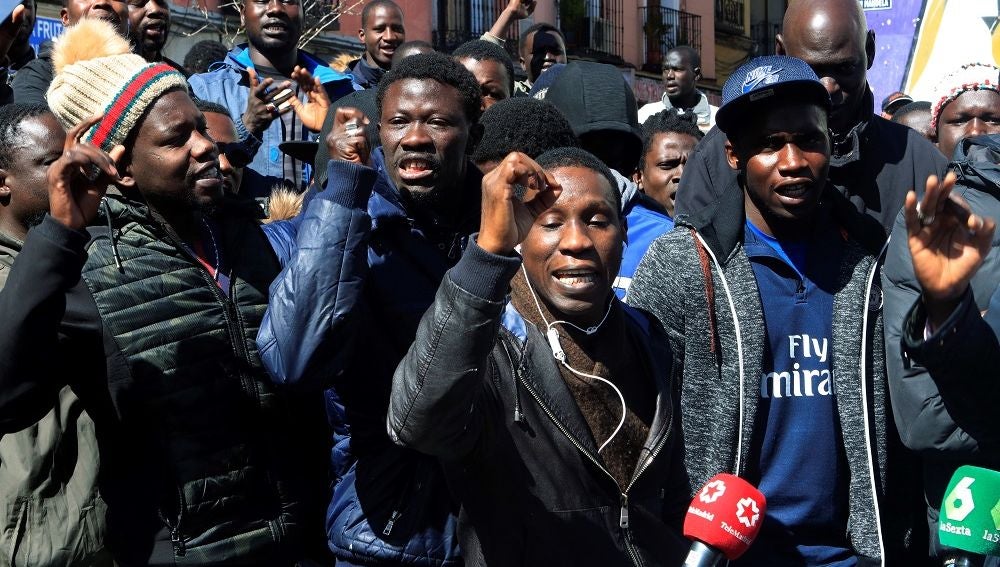Varias personas se manifiestan en la Plaza de Nelson Mandela en el madrileño barrio de Lavapiés