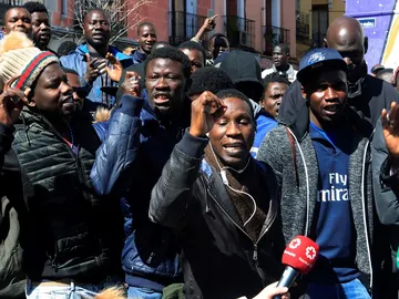 Varias personas se manifiestan en la Plaza de Nelson Mandela en el madrileño barrio de Lavapiés Varias personas se manifiestan en la Plaza de Nelson Mandela en el madrileño barrio de Lavapiés