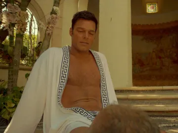 Antonio D'Amico, renunciando a su estilo de vida liberal, pide a Gianni Versace matrimonio Antonio D'Amico, renunciando a su estilo de vida liberal, pide a Gianni Versace matrimonio