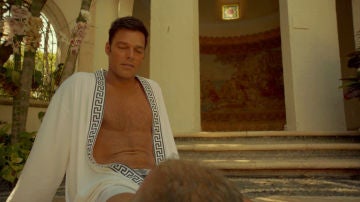 Antonio D'Amico, renunciando a su estilo de vida liberal, pide a Gianni Versace matrimonio