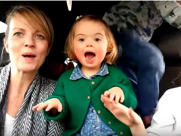 Una de las familias que participa en el vídeo '50 madres, 50 niños y un cromosoma extra' Una de las familias que participa en el vídeo '50 madres, 50 niños y un cromosoma extra'