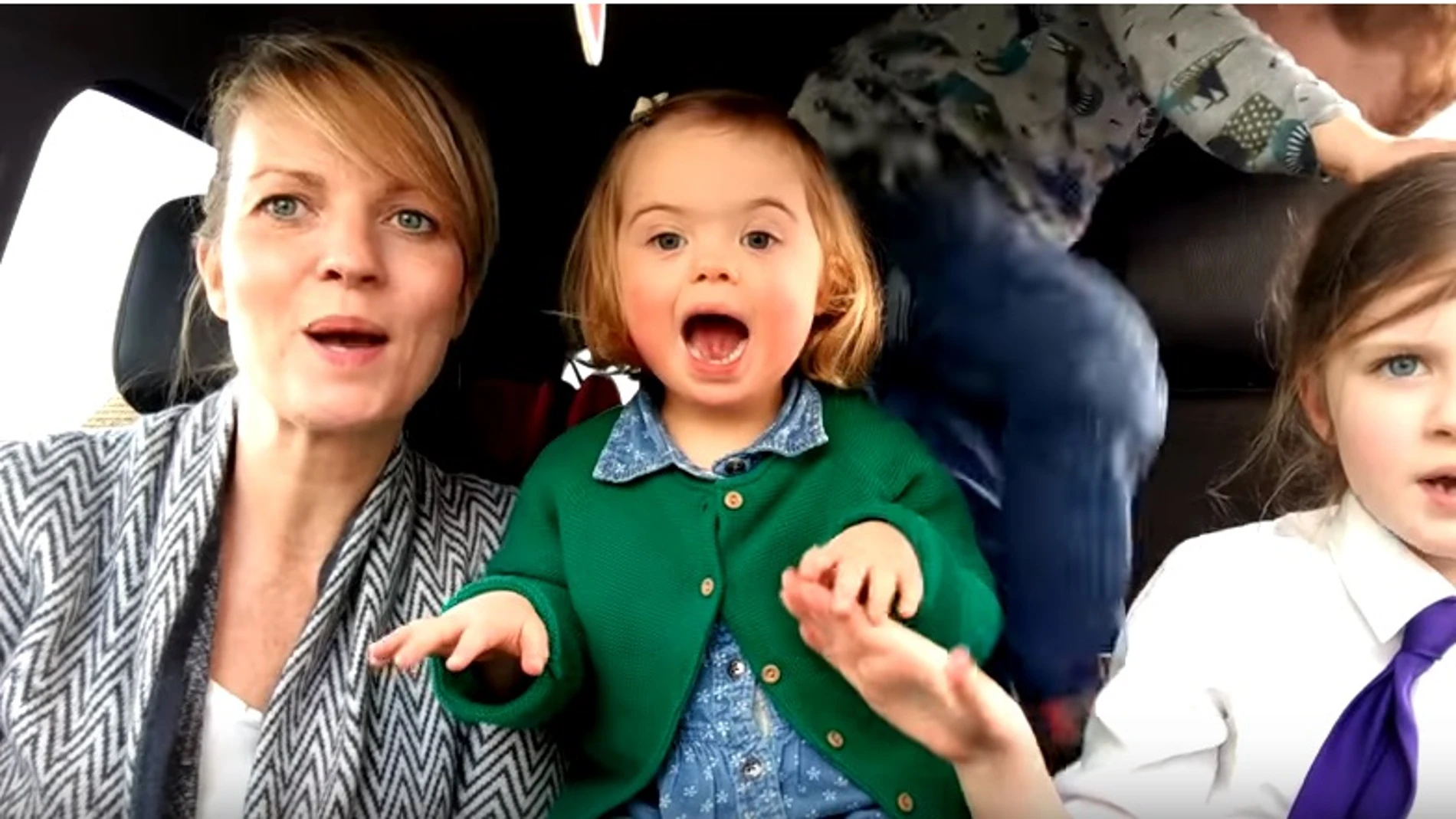 Una de las familias que participa en el vídeo '50 madres, 50 niños y un cromosoma extra' Una de las familias que participa en el vídeo '50 madres, 50 niños y un cromosoma extra'