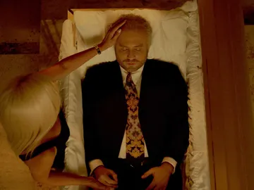 Donatella Versace viste el cuerpo inerte de su hermano antes de su incineración Donatella Versace viste el cuerpo inerte de su hermano antes de su incineración