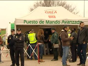 Buscan a un guardia civil arrollado por la corriente de un arroyo cuando intentaba rescatar a tres personas