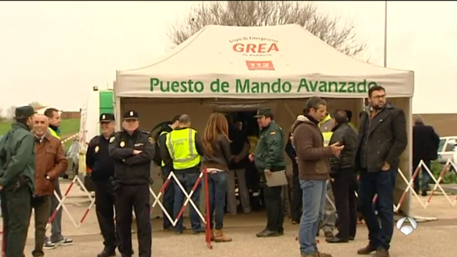 Buscan a un guardia civil arrollado por la corriente de un arroyo cuando intentaba rescatar a tres personas