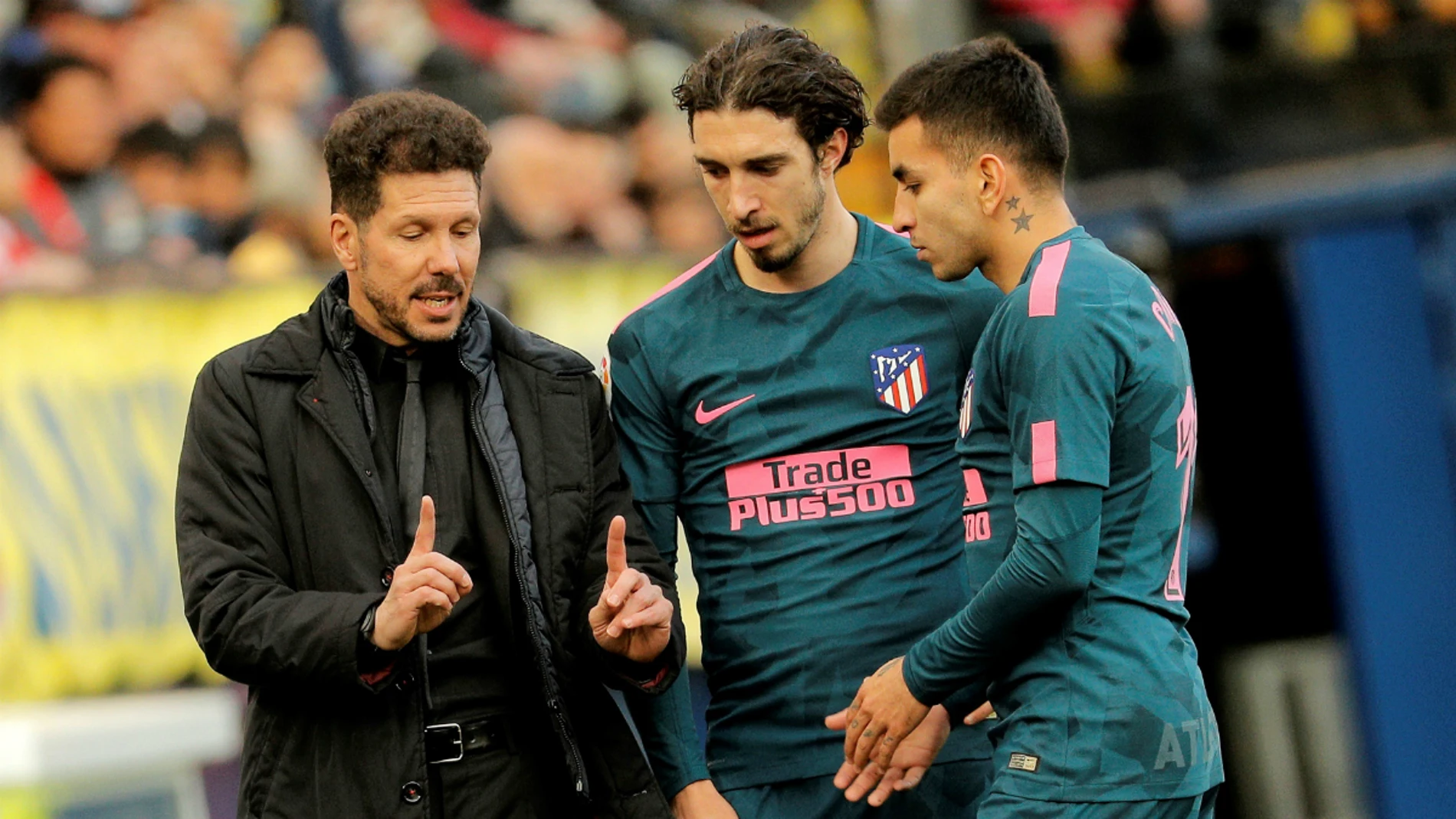 Simeone charla con Correa y con Vrsaljko Simeone charla con Correa y con Vrsaljko