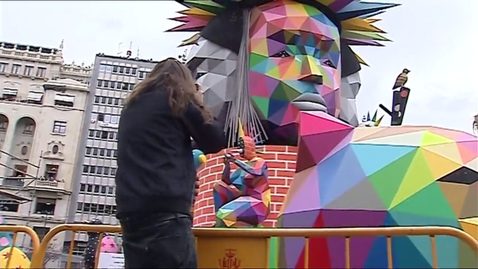 Los influencers descubren las Fallas como arte urbano