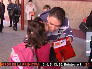 Una niña regala un dibujo a su padre en el Día del Padre Una niña regala un dibujo a su padre en el Día del Padre