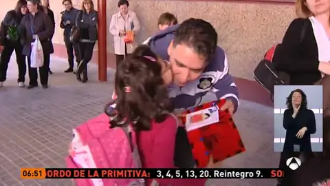 Una niña regala un dibujo a su padre en el Día del Padre Una niña regala un dibujo a su padre en el Día del Padre