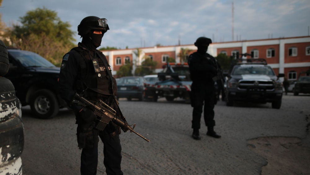 Miembros de la Policía Federal patrullan las calles en México