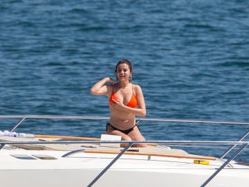 Selena Gomez en un yate de vacaciones