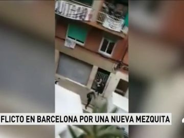 Grupos de ultras y antifascistas se enfrentan por una mezquita en Barcelona