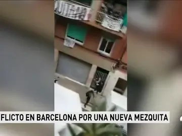 Grupos de ultras y antifascistas se enfrentan por una mezquita en Barcelona Grupos de ultras y antifascistas se enfrentan por una mezquita en Barcelona