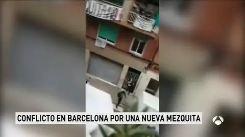 Grupos de ultras y antifascistas se enfrentan por una mezquita en Barcelona Grupos de ultras y antifascistas se enfrentan por una mezquita en Barcelona