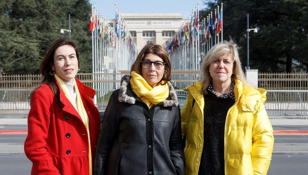 La novia de Jordi Cuixart, Txell Bonet, la mujer de Joaquim Forn, Laura Masvidal, y la hermana de Toni Comin