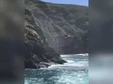 Rescatan a un joven en apuros tras ser arrastrado por una ola en el litoral de la costa de Rojas (Tenerife) Rescatan a un joven en apuros tras ser arrastrado por una ola en el litoral de la costa de Rojas (Tenerife)