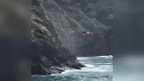 Rescatan a un joven en apuros tras ser arrastrado por una ola en el litoral de la costa de Rojas (Tenerife) Rescatan a un joven en apuros tras ser arrastrado por una ola en el litoral de la costa de Rojas (Tenerife)