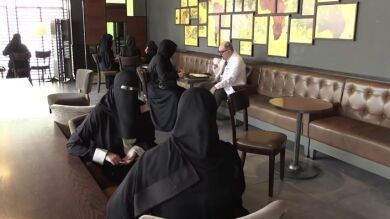 El príncipe heredero de Arabia Saudí permitirá a las mujeres elegir si vestir túnica y velo