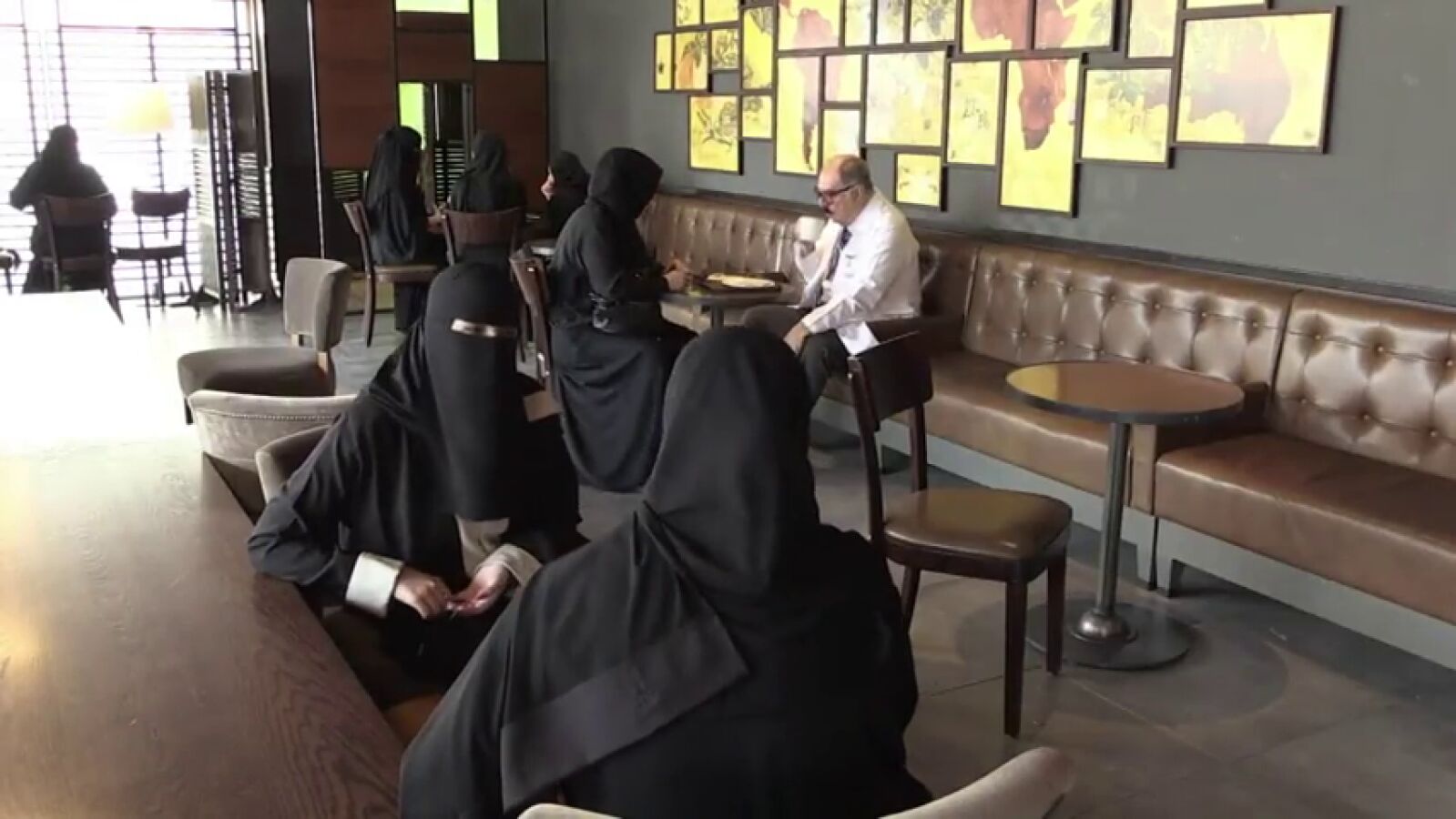 El príncipe heredero de Arabia Saudí permitirá a las mujeres elegir si vestir túnica y velo