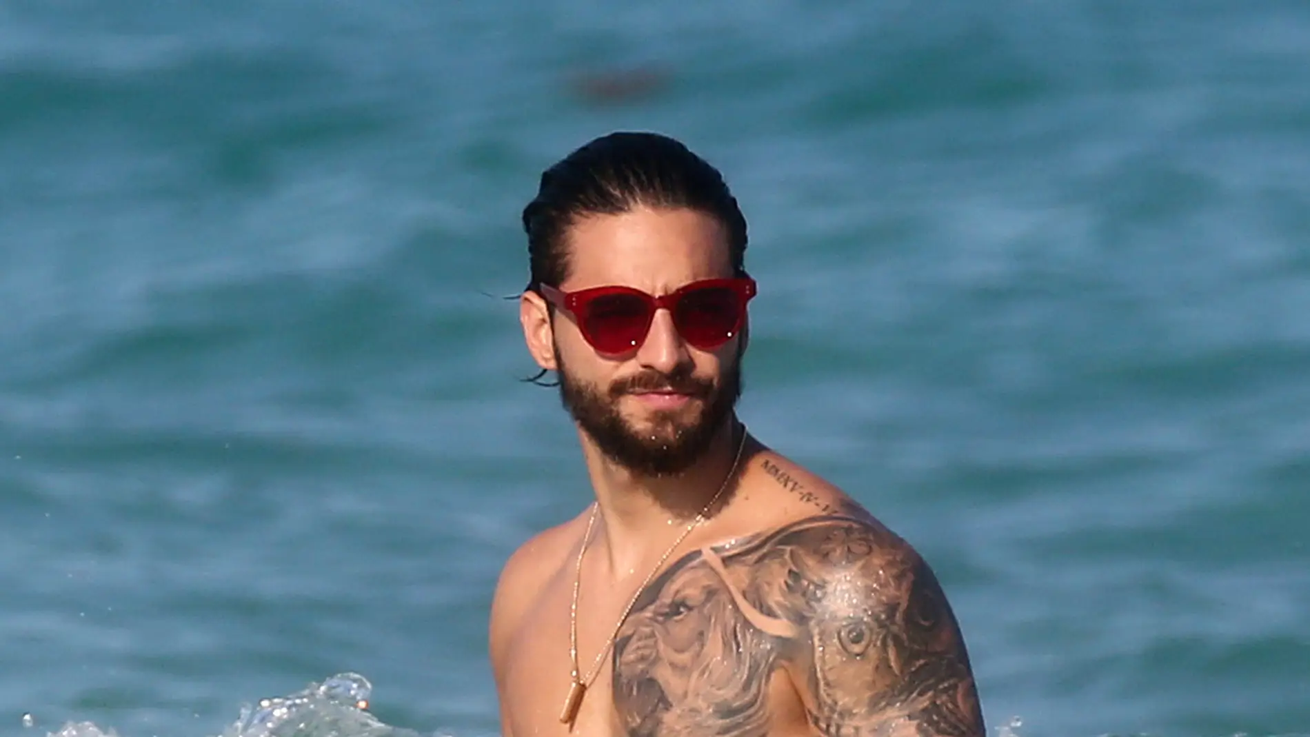 Maluma enseña su cuerpazo en la playa