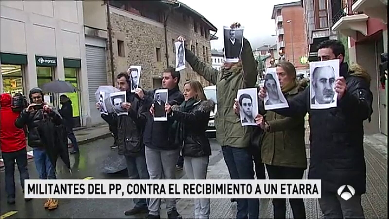 Dirigentes del PP vasco protestan con fotos de víctimas durante un homenaje a un expreso de ETA