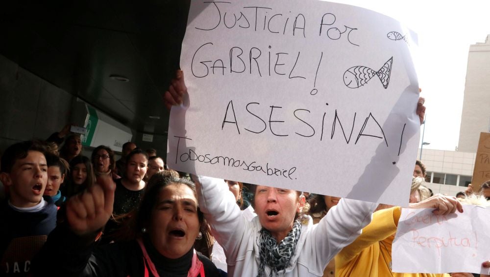 Un centenar de personas gritan pidiendo justicia al paso del furgón policial que traslada a Ana Julia Quezada