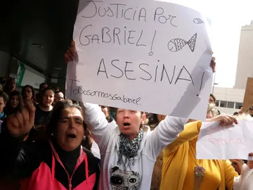 Un centenar de personas gritan pidiendo justicia al paso del furgón policial que traslada a Ana Julia Quezada Un centenar de personas gritan pidiendo justicia al paso del furgón policial que traslada a Ana Julia Quezada