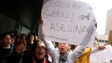 Un centenar de personas gritan pidiendo justicia al paso del furgón policial que traslada a Ana Julia Quezada