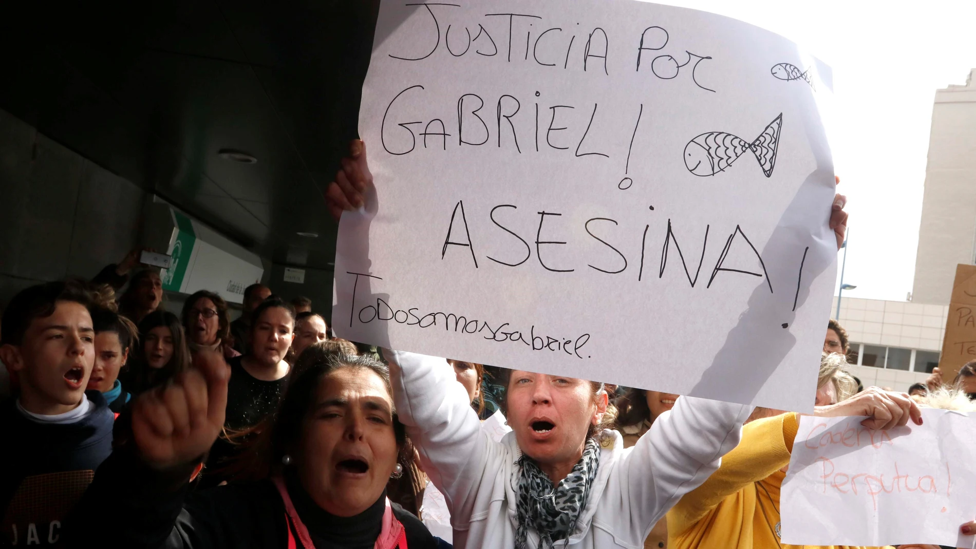 Un centenar de personas gritan pidiendo justicia al paso del furgón policial que traslada a Ana Julia Quezada Un centenar de personas gritan pidiendo justicia al paso del furgón policial que traslada a Ana Julia Quezada