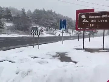 La nieve vuelve a condicionar la circulación por las carreteras del norte peninsular La nieve vuelve a condicionar la circulación por las carreteras del norte peninsular