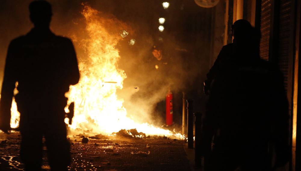 Contenedores incendiados en Lavapiés